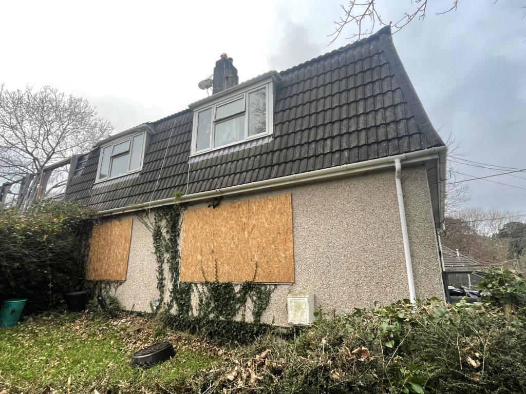 Lot: 144 - PROPERTY ARRANGED AS TWO FLATS - Exterior photo of property from different angel